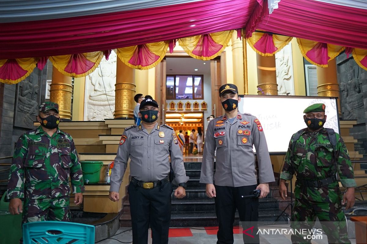 Personil TNI-Polri jaga peringatan Waisak di Gorontalo