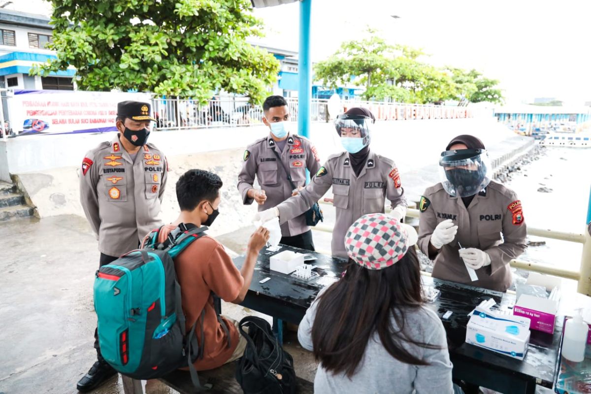 Polda Malut lakukan tes usap antigen gratis bagi  penumpang angkutan laut