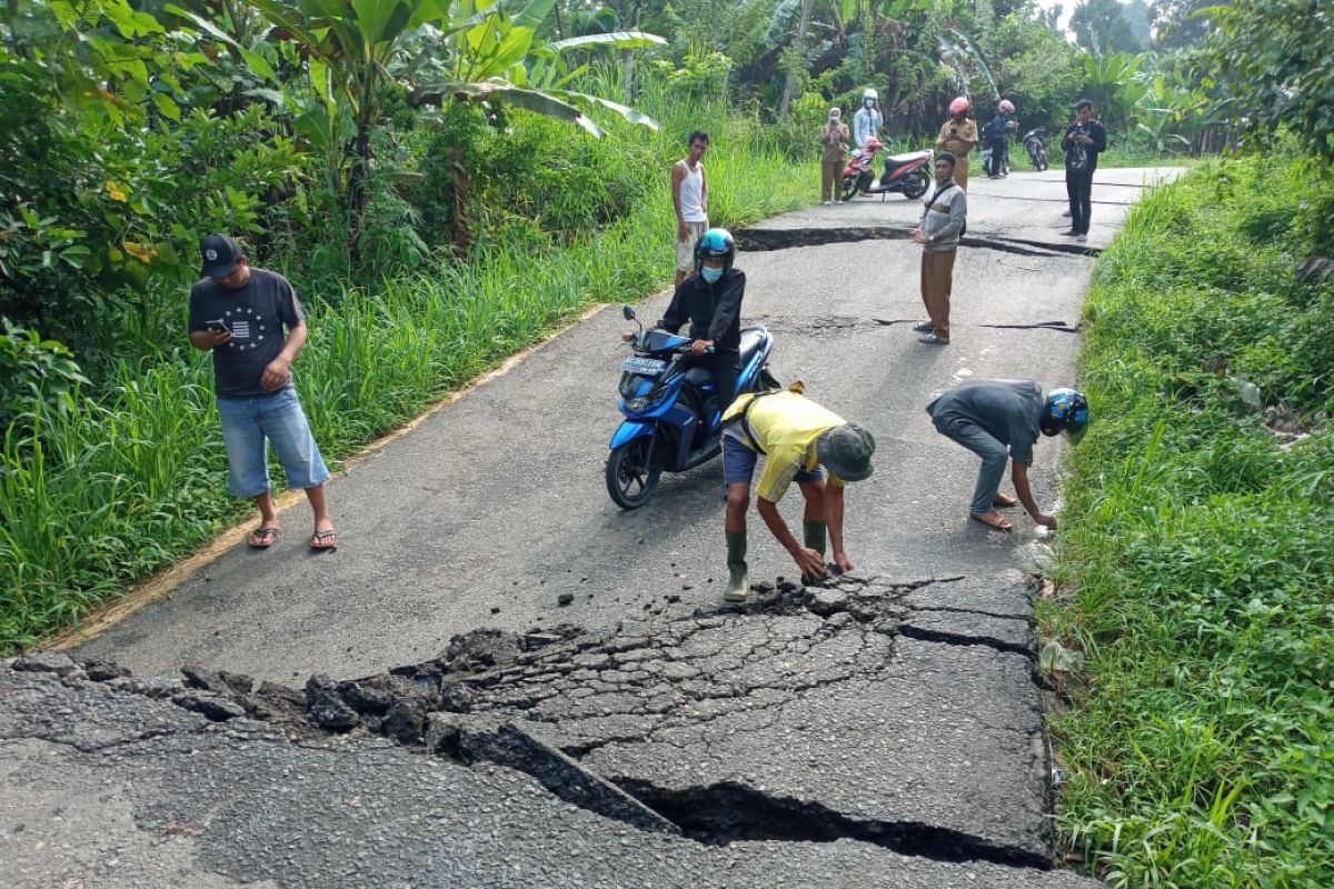 Warga OKU gotong royong buat jalur alternatif di jalan amblas