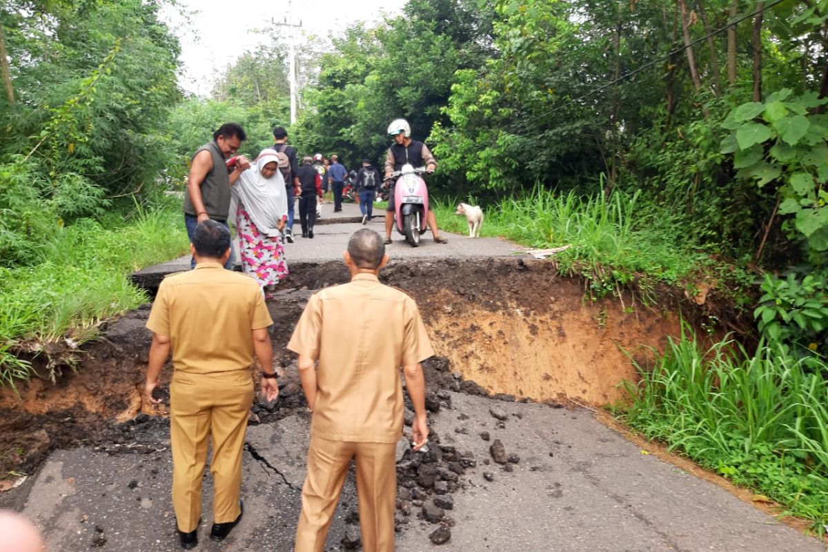 Dinas PUBM TR Sumsel perbaiki jalan amblas di OKU