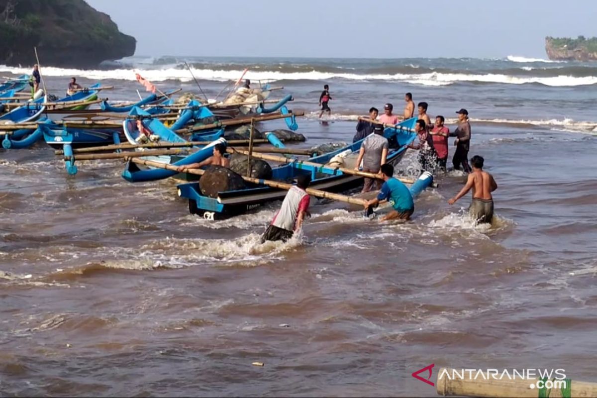Diterjang gelombang tinggi, nelayan Baron Gunung Kidul evakuasi kapal