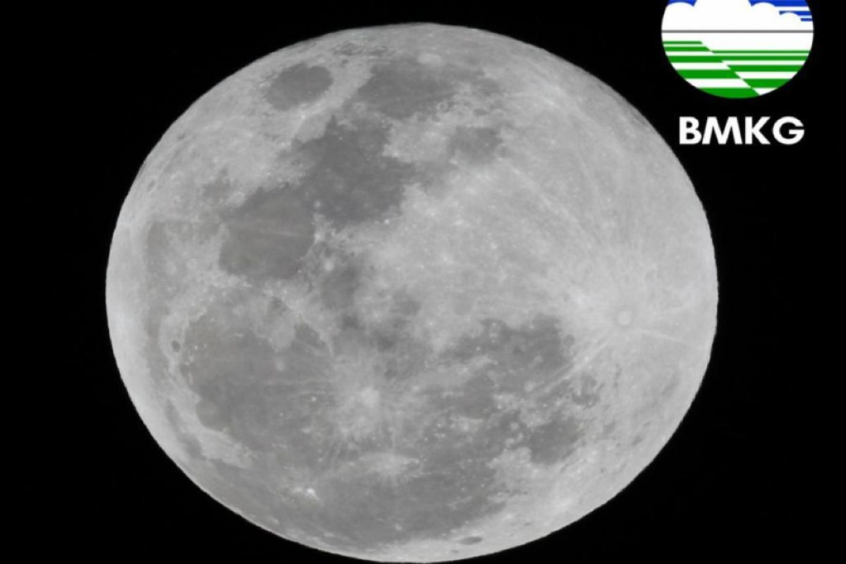 Gerhana Bulan total terlihat jelas di Banjarnegara