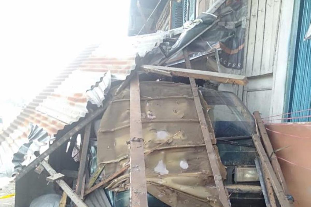 Truk tak kuat menanjak tabrak lima kendaraan dan satu warung di Jalan Raya Bukittinggi-Padang