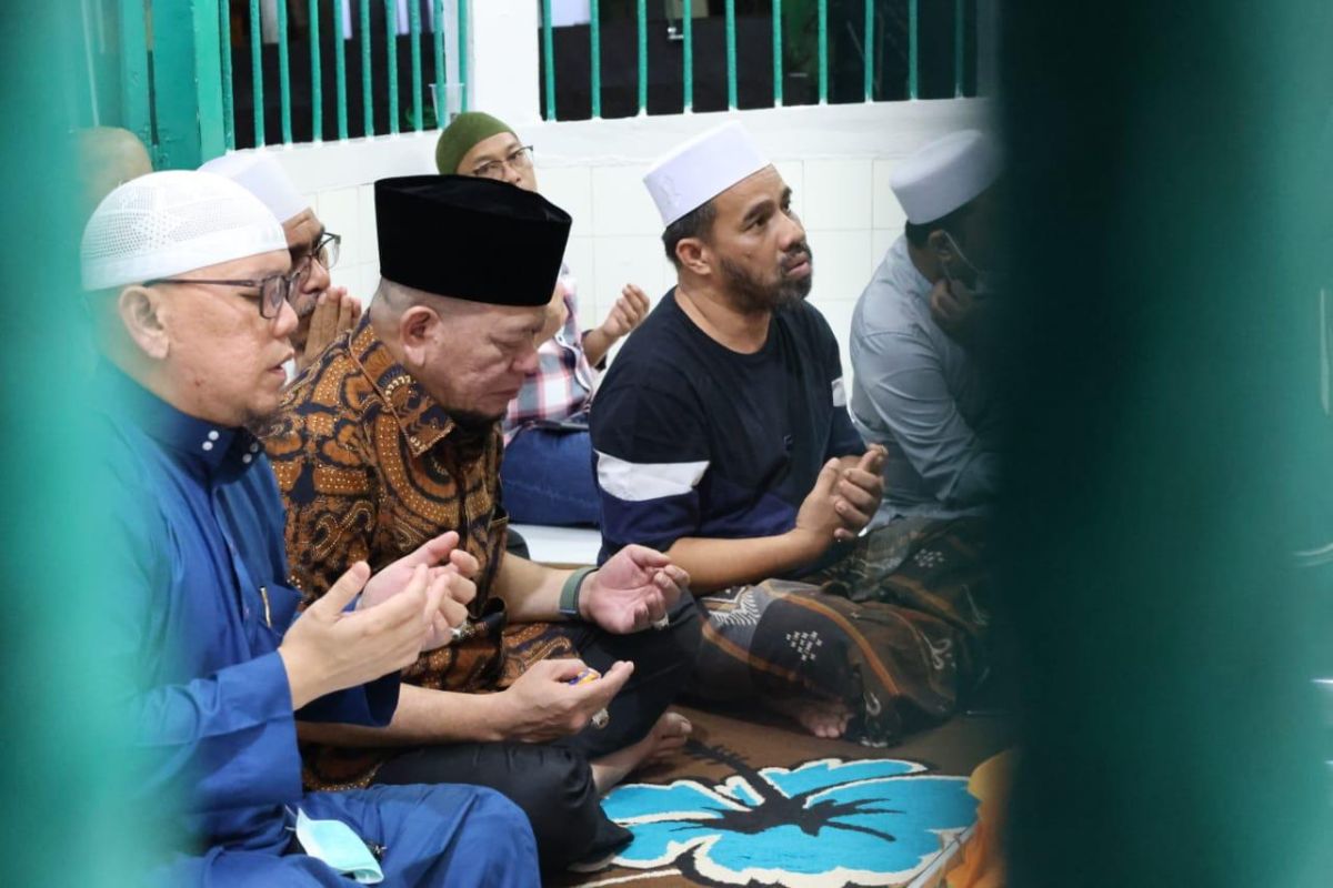 Masih kerabat, LaNyalla ziarah ke makam ulama besar Banjar Habib Bahasyim