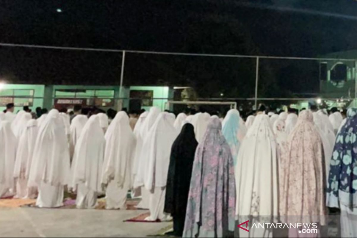 Santri di Ponpes Darussalam Bogor tunaikan shalat gerhana bulan