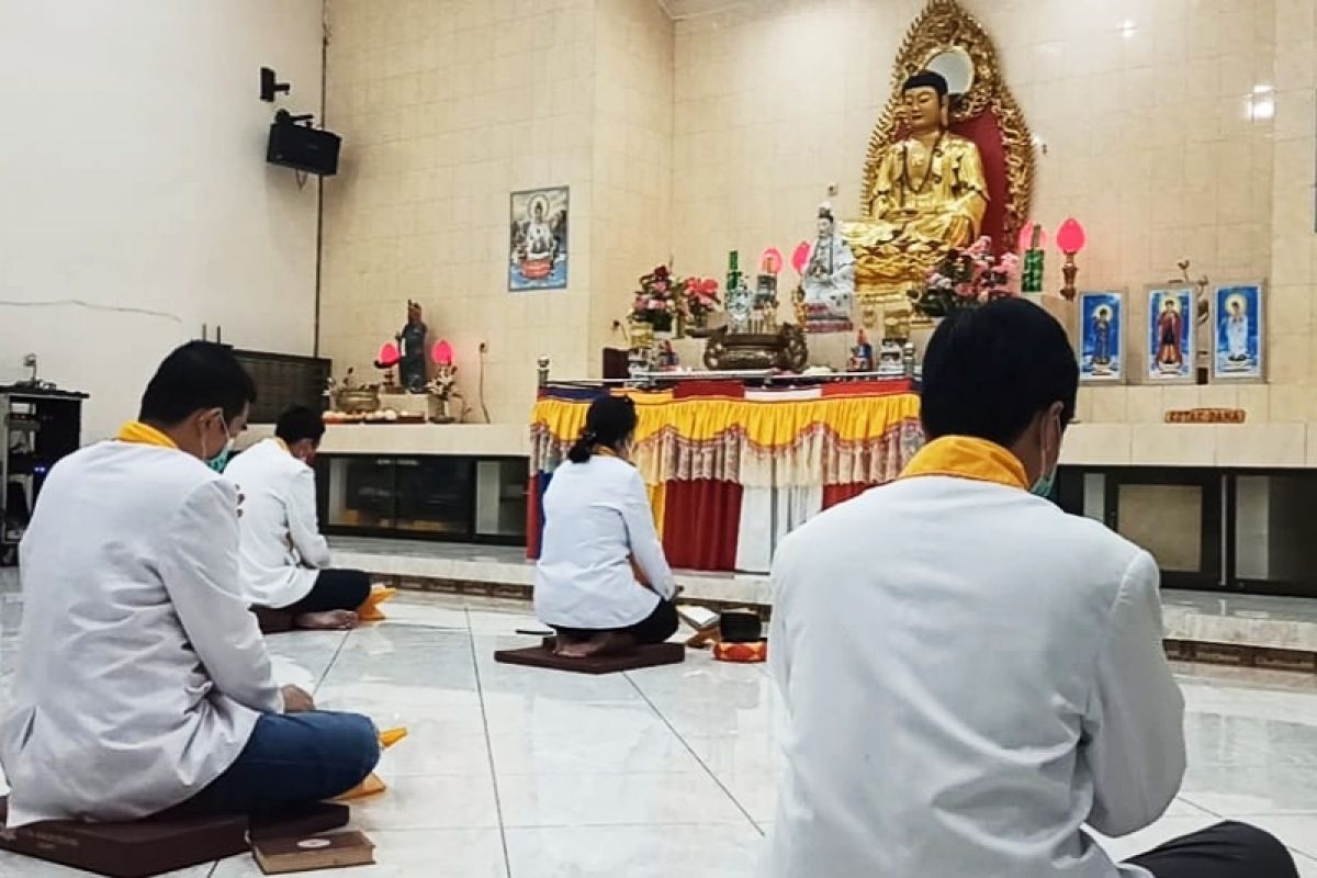 Umat Buddha di Sampit ikuti ibadah Waisak secara virtual