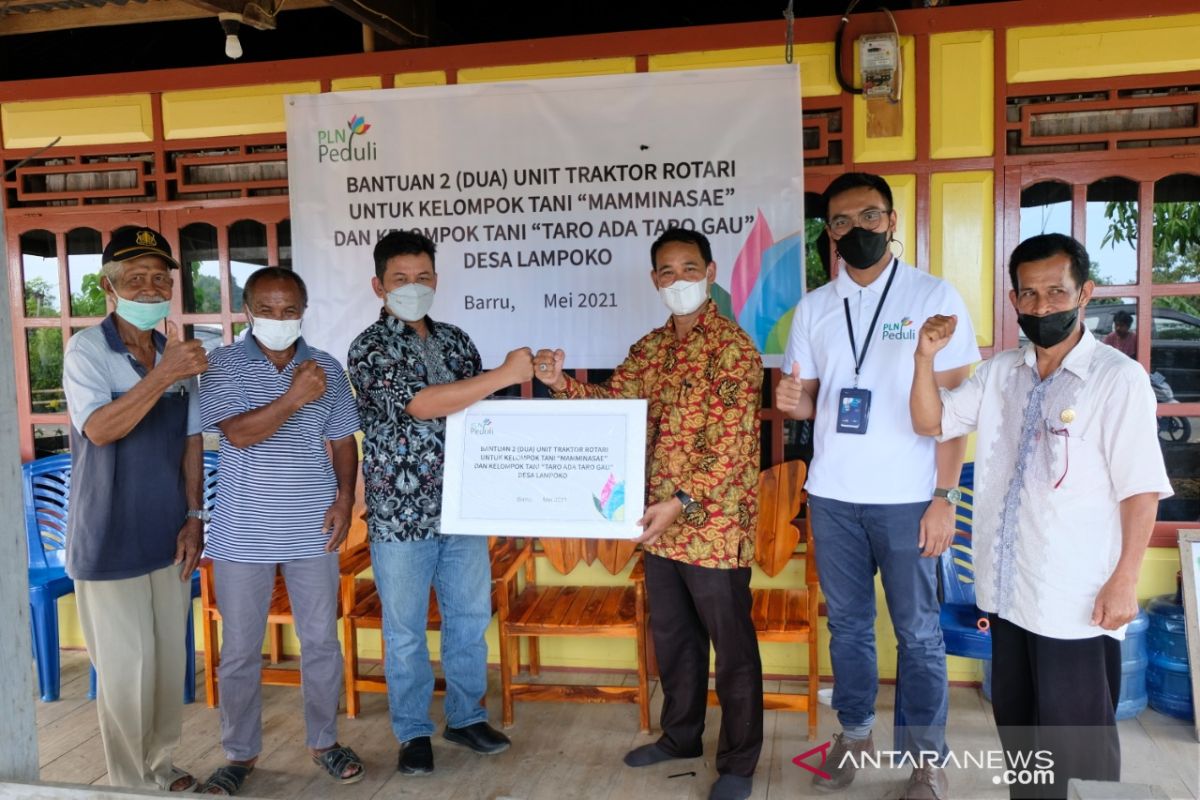 Dua Kelompok Tani Desa Lampoko Barru terima TJSL dari PLN