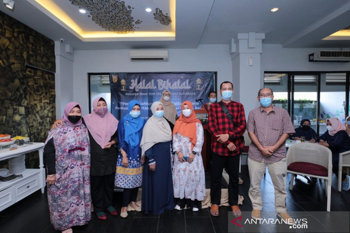 Gelar halal bihalal, Smekdors Surabaya berangkatkan umrah lima guru