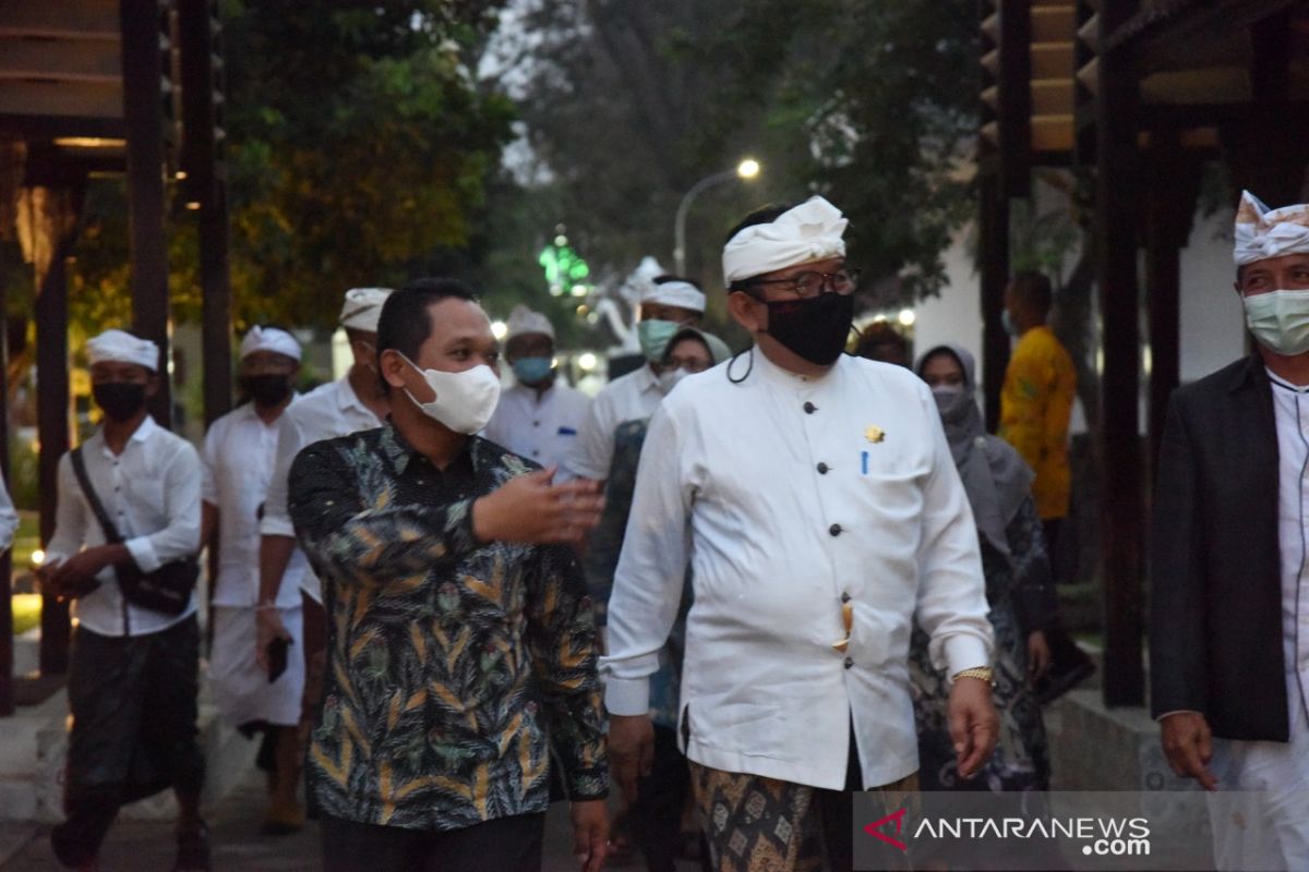 Umat Hindu Bali gelar "Piodalan" di Pura Mandara Giri Lumajang 24 Juni