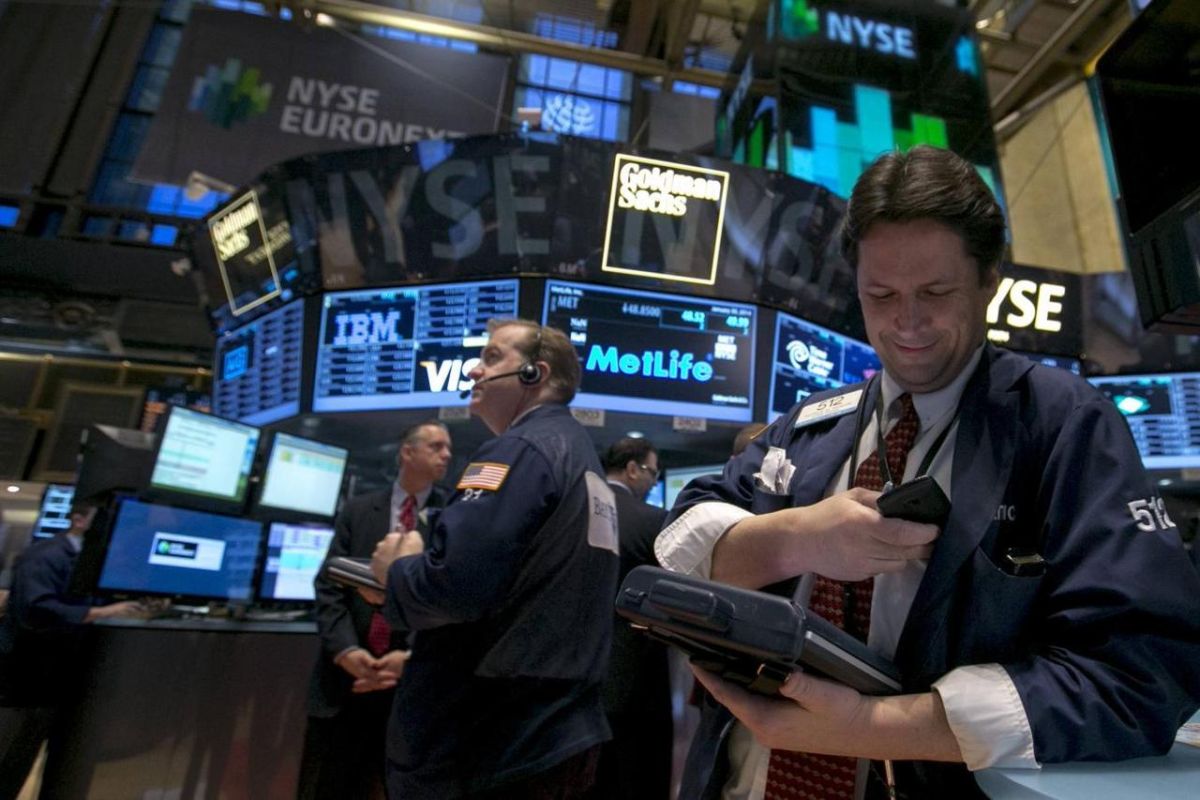 Wall Street dibuka naik karena imbal hasil  obligasi AS turun
