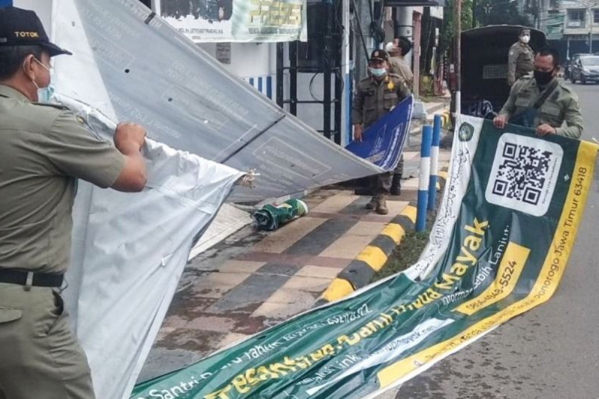 Satpol PP Kota Madiun tertibkan reklame langgar perda