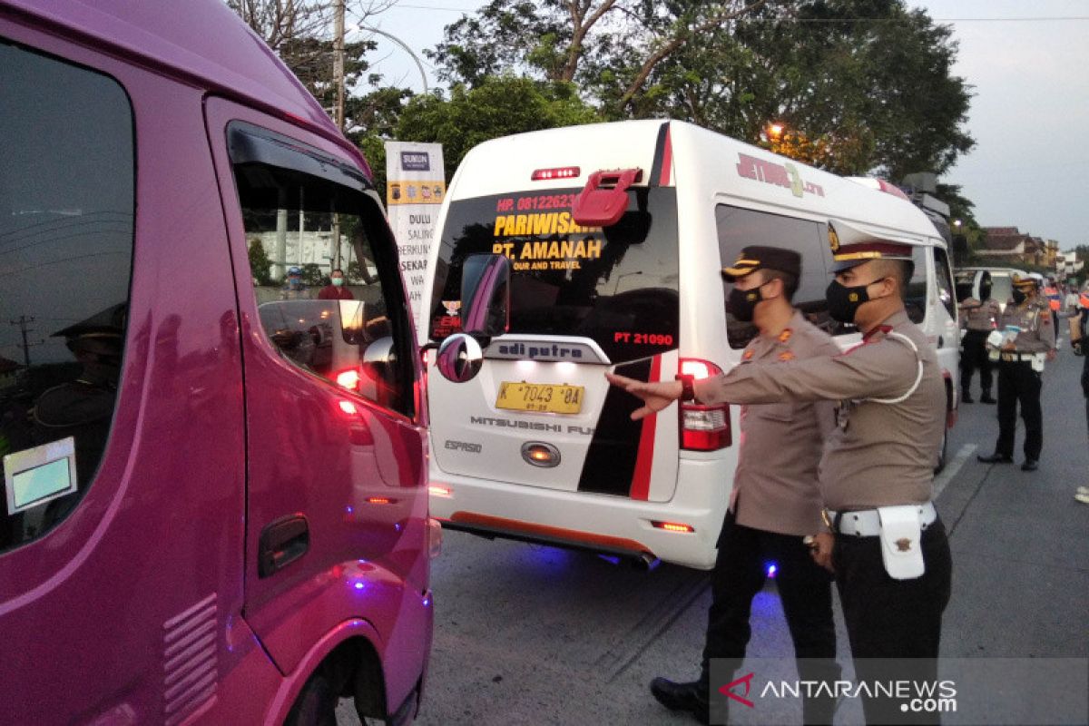 Polres Kudus minta kendaraan pengangkut rombongan wisata  putar balik