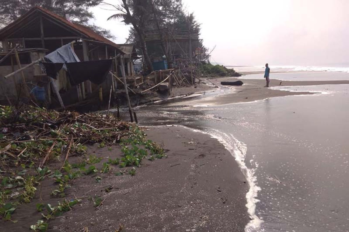 BMKG: Waspadai potensi rob dan gelombang tinggi di pesisir selatan Jateng