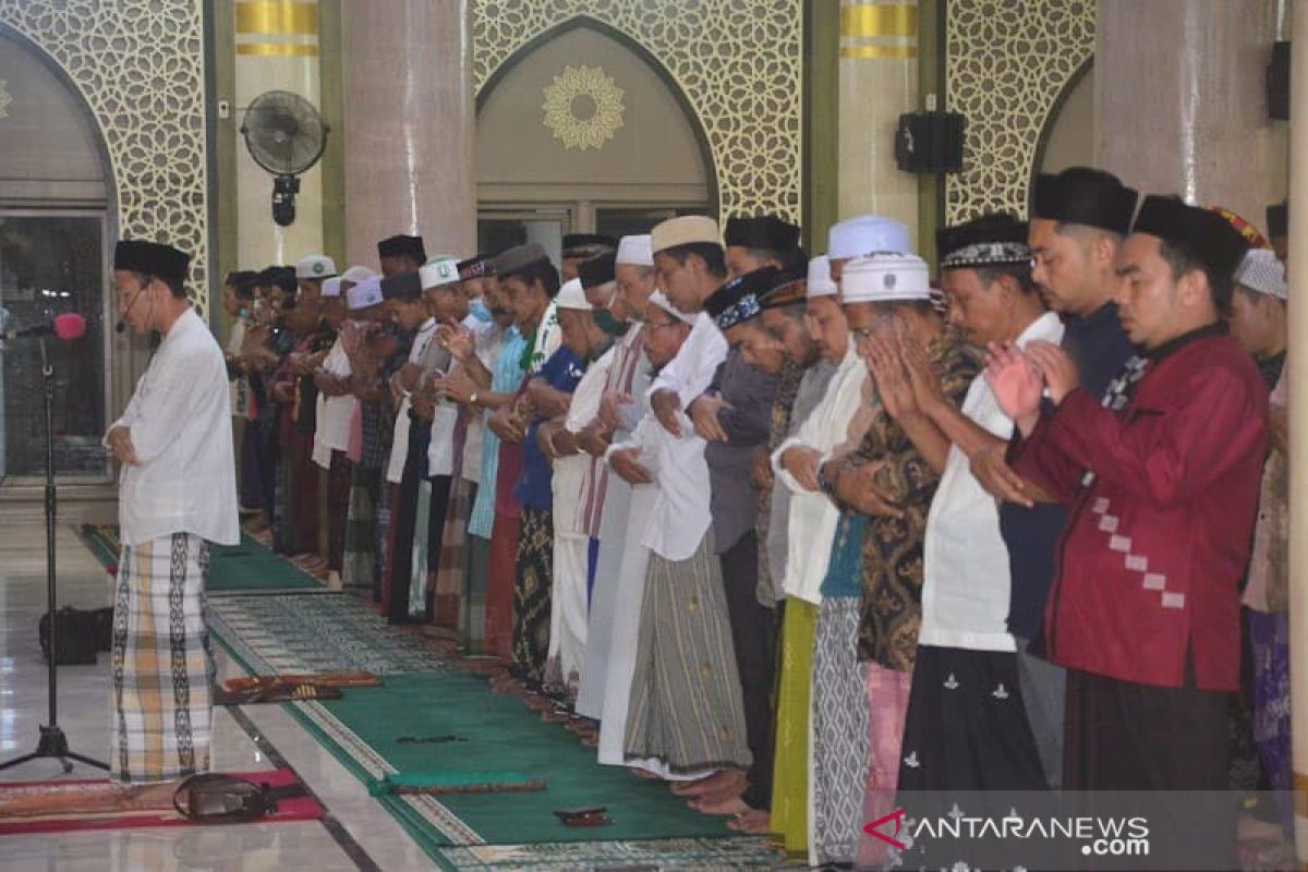 Ratusan warga Aceh Timur shalat gerhana bulan