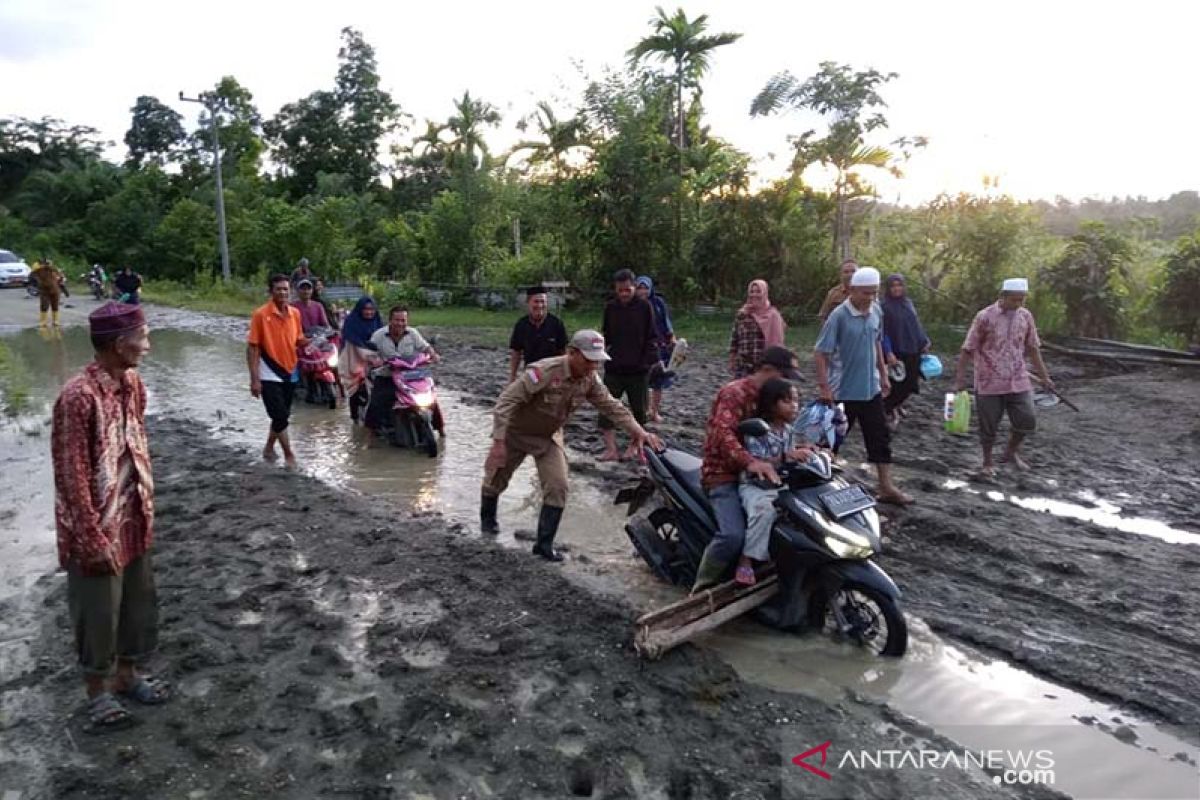 Tanah berlumpur tutupi badan jalan, warga Simeulue kesulitan melintas