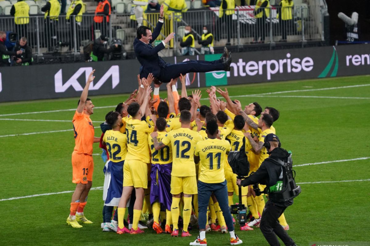 Unai Emery puji dedikasi pemain Villarreal usai raih trofi Liga Europa