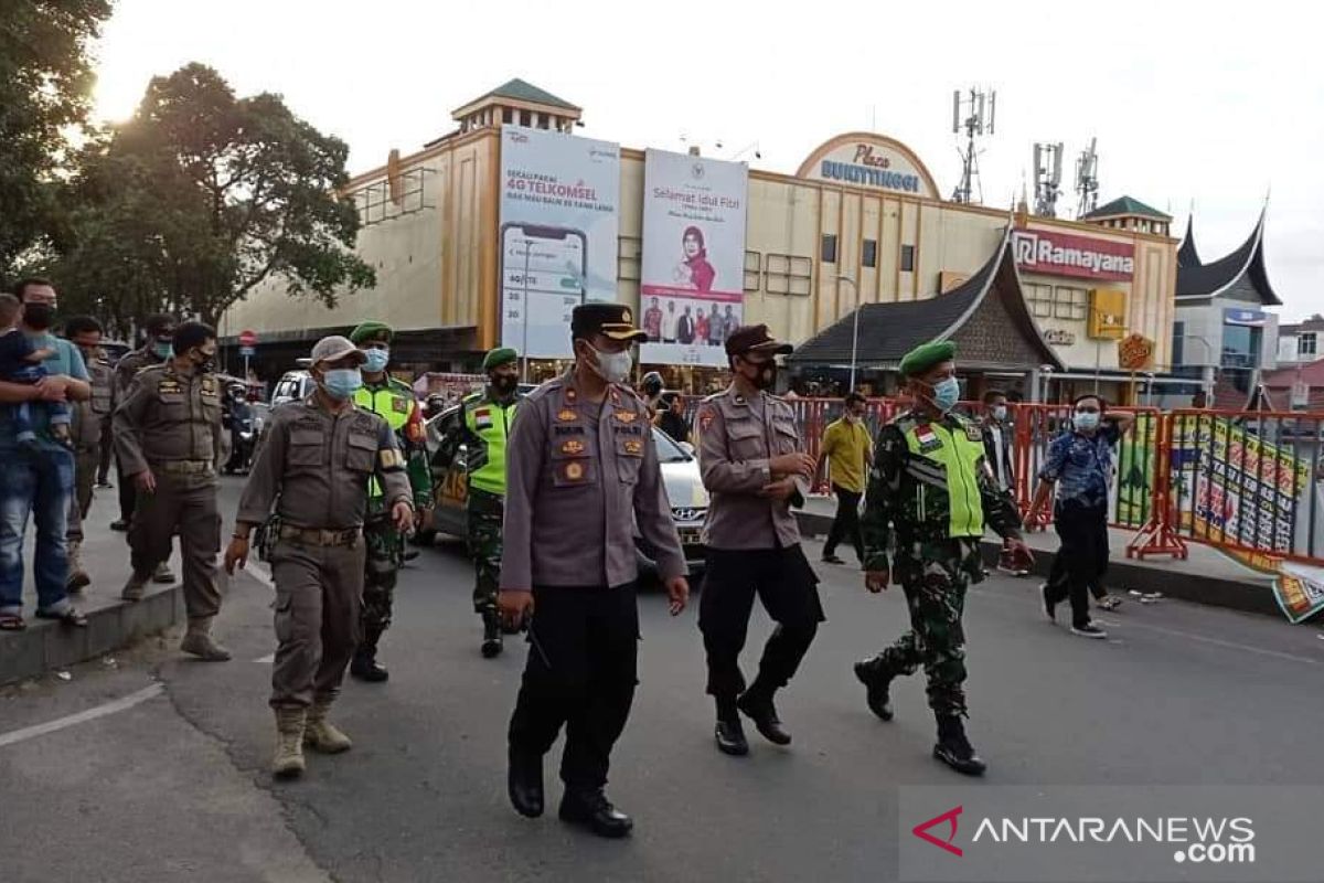 15 warga terjaring dan didenda saat Polres Bukittinggi kembali adakan Operasi Yustisi gabungan