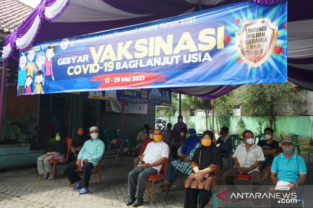 Puluhan lansia di Tigaraksa Kabupaten Tangerang jalani vaksinasi COVID-19