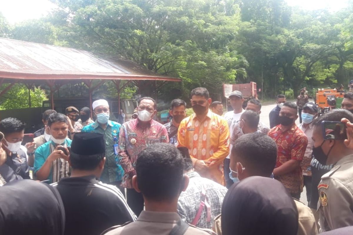 Massa aksi sambut hari pertama Bupati - Wabup Halsel