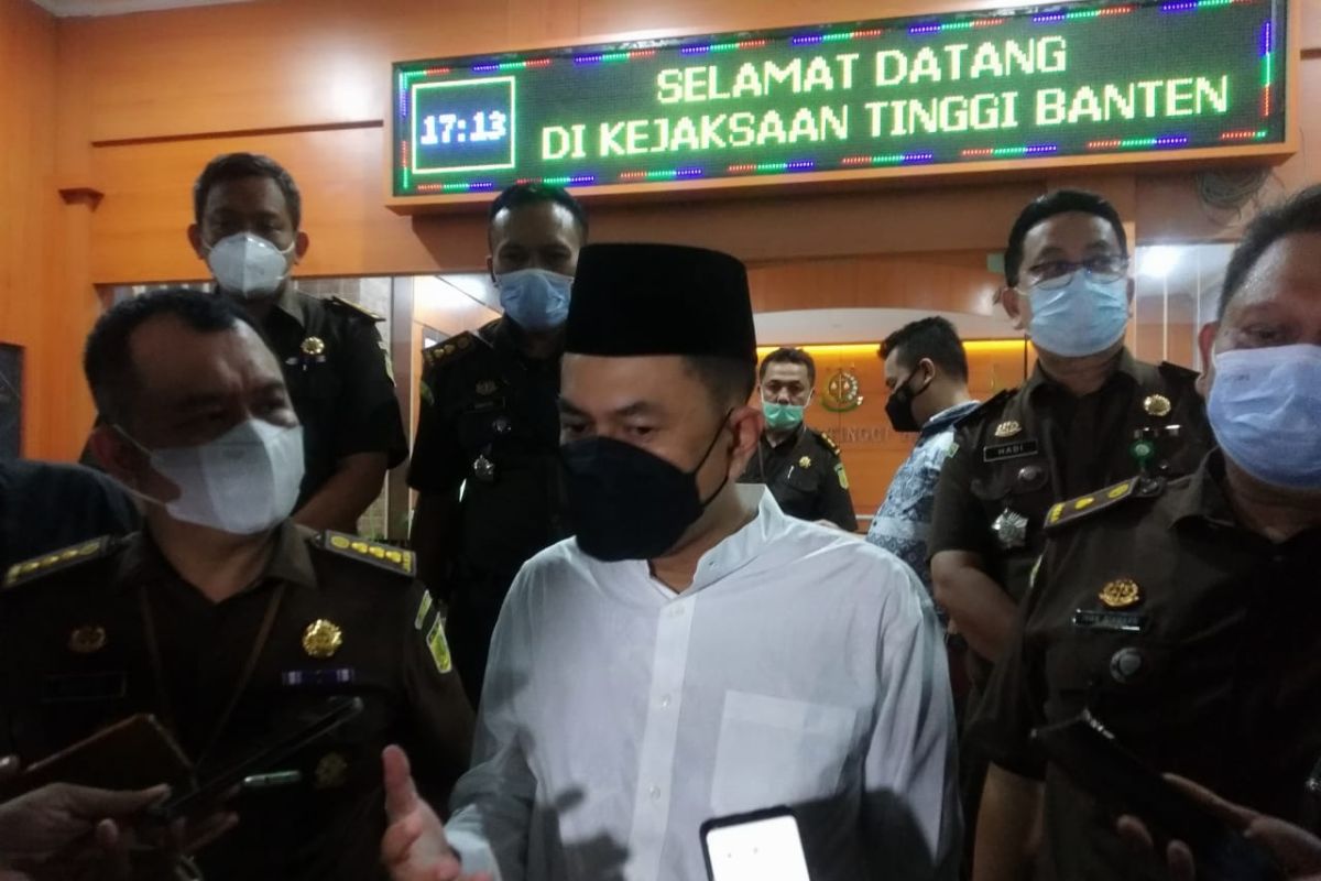 Tiga tersangka dugaan korupsi pengadaan masker ditahan Kejati Banten