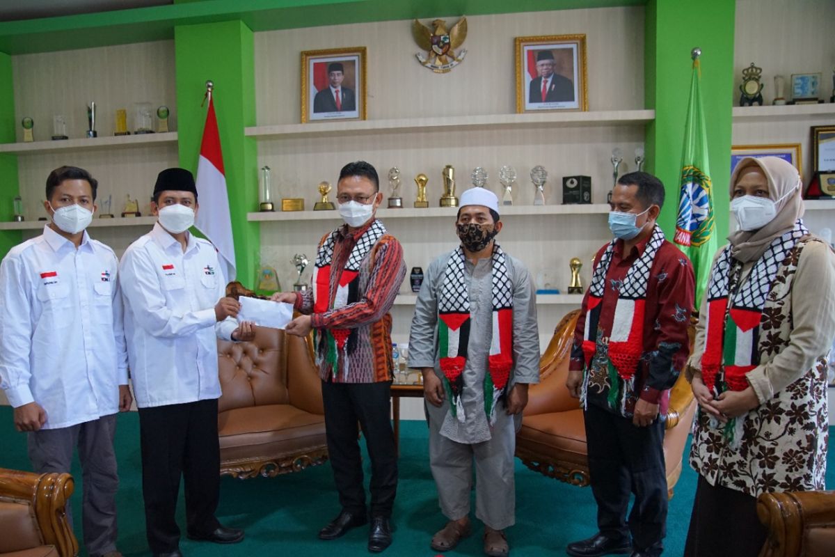 Dewan Masjid Indonesia Kota Pontianak serahkan bantuan Rp67 juta untuk Palestina