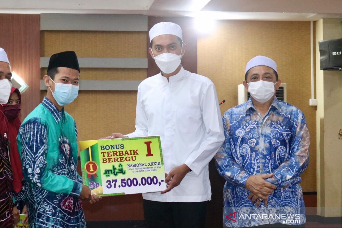 Bupati Banjar serahkan bonus kepada kafilah MTQ XXXIII