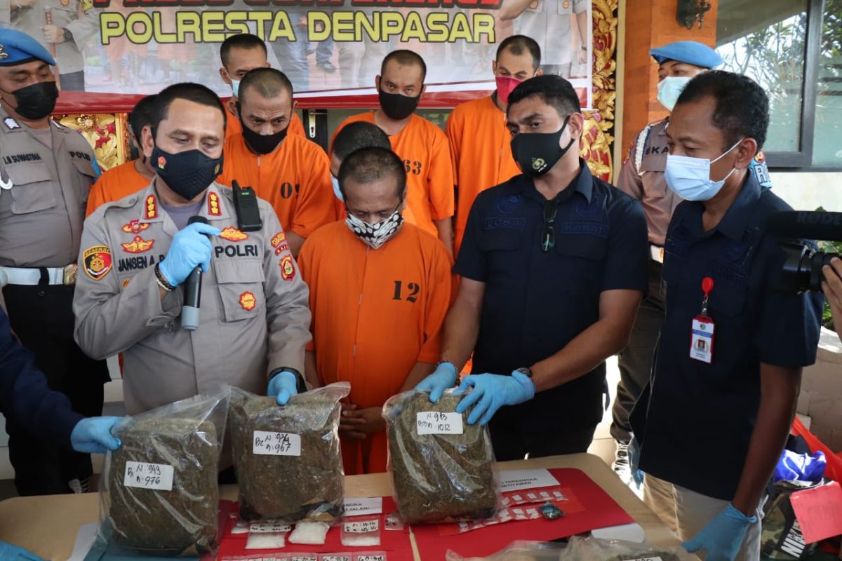 Polisi sita enam kilogram ganja dari kurir jaringan lintas  provinsi