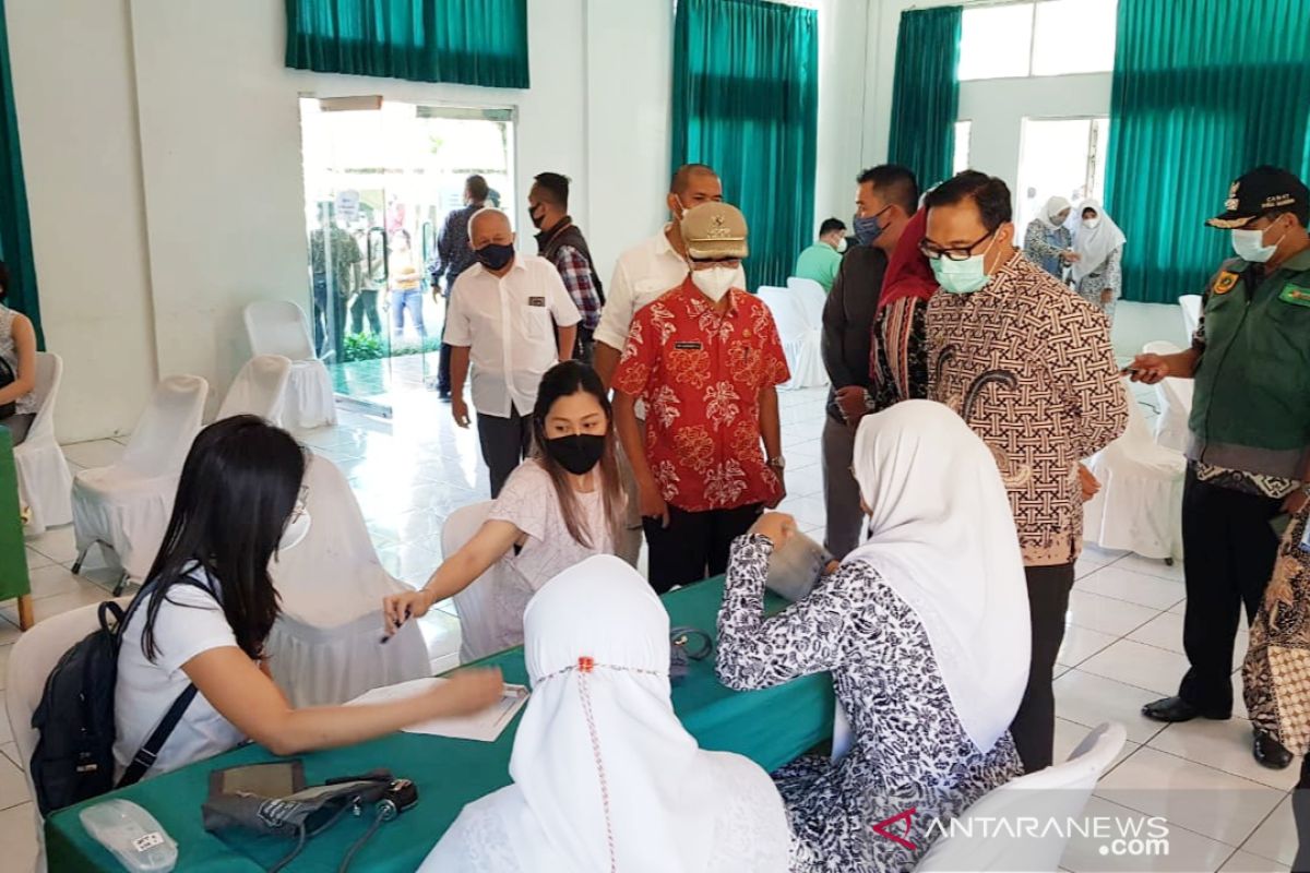 2.060 pelaku usaha wisata di Puncak Bogor jalani vaksinasi COVID-19