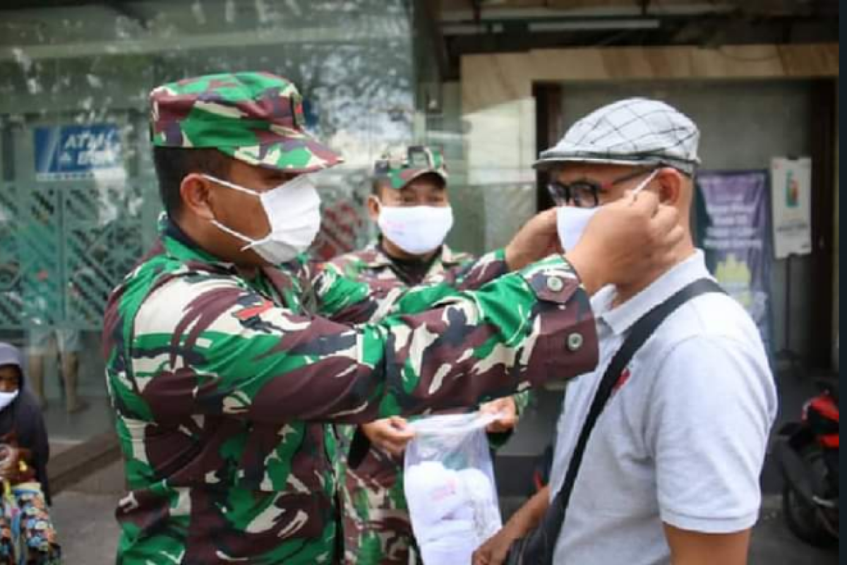 Kodam XII/Tpr bagikan masker gratis dan lacak warga terpapar COVID-19