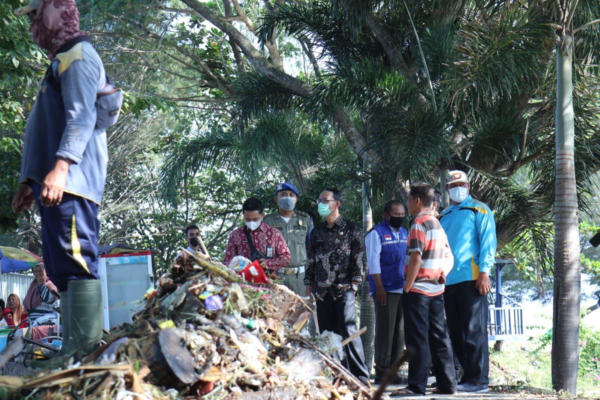 Wali Kota Mataram memantau dampak banjir rob di Pantai Loang Baloq