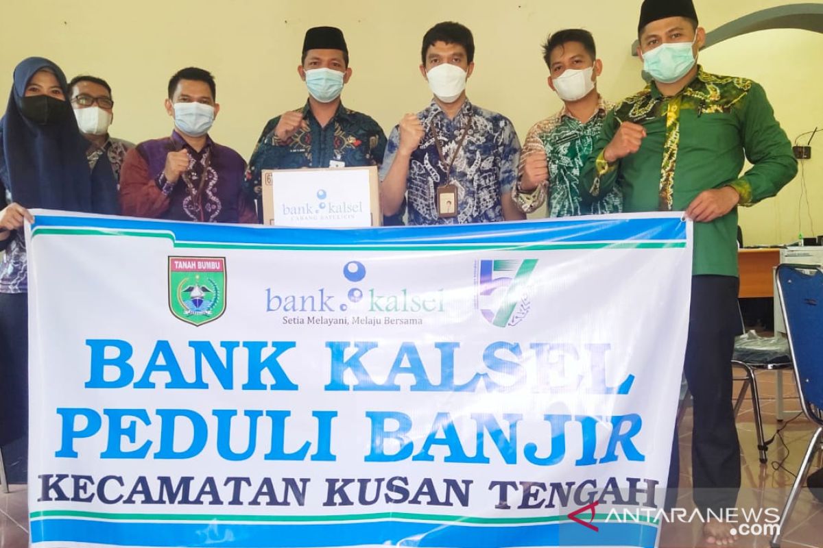 Bank Kalsel Batulicin serahkan bantuan korban banjir di Kusan Tengah