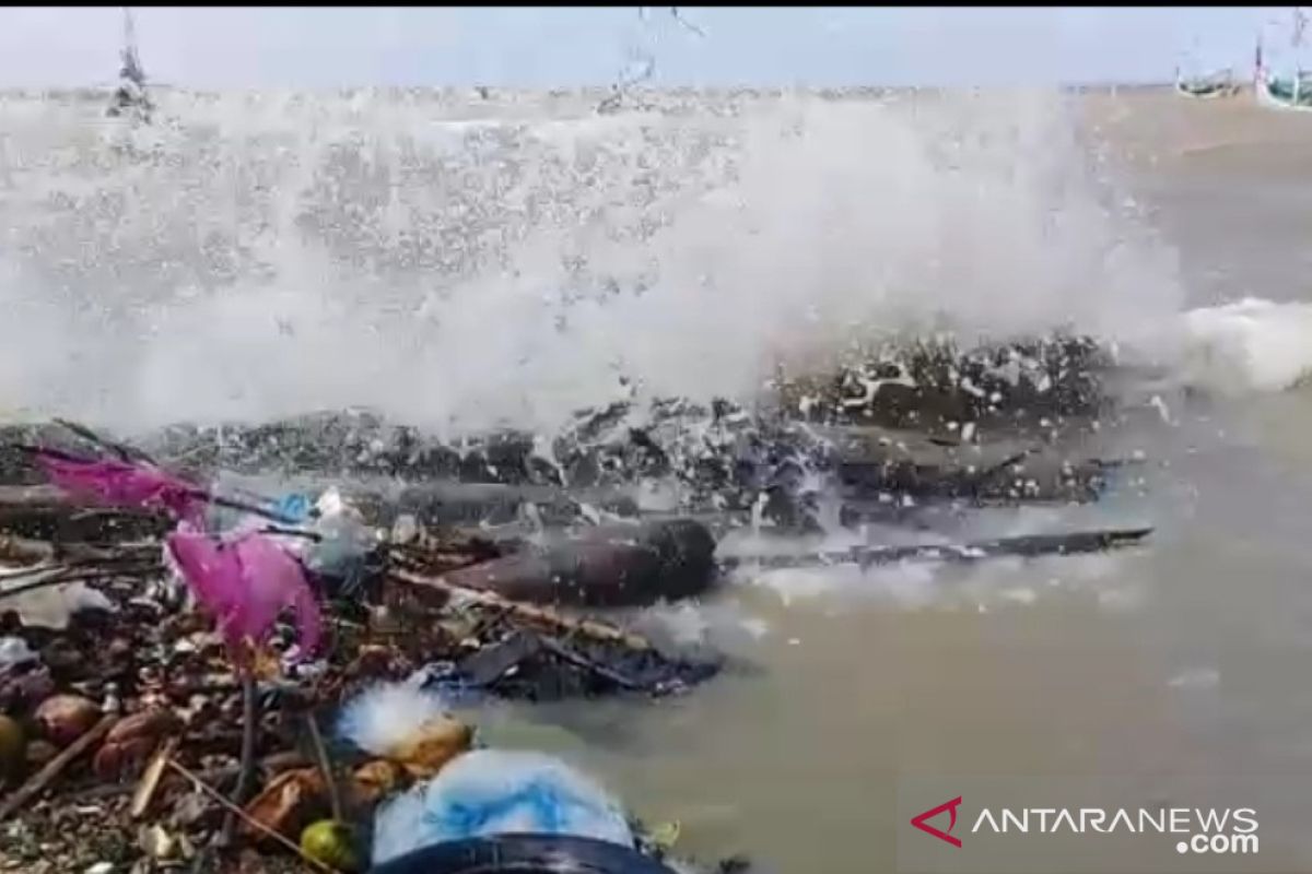 Banjir rob melanda perkampungan nelayan di Pamekasan