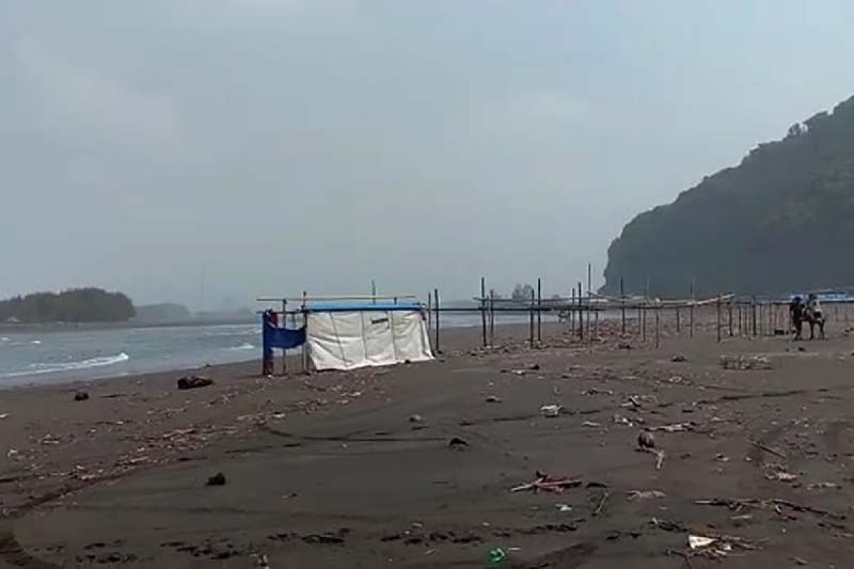 Sejumlah warung di Pantai Sodong Cilacap rusak akibat rob