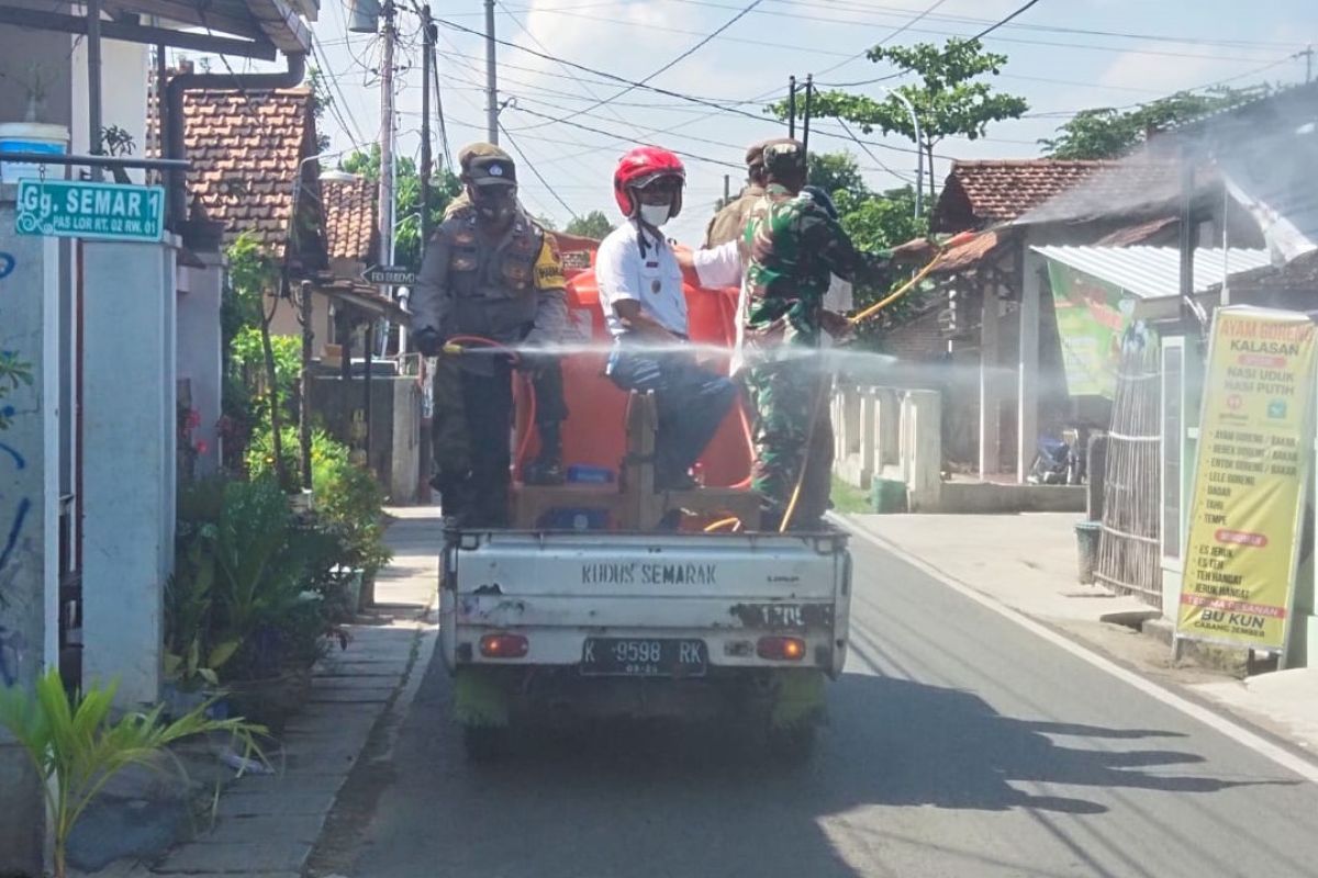 Cegah COVID-19   Polres Kudus lakukan penyemprotan disinfektan