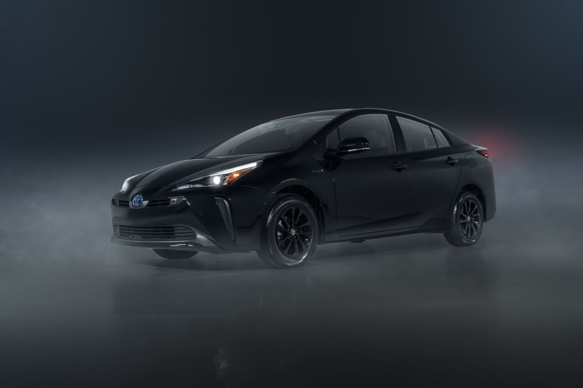 Toyota Prius 2022 hadir dengan nuansa serba hitam 'Nightsade'