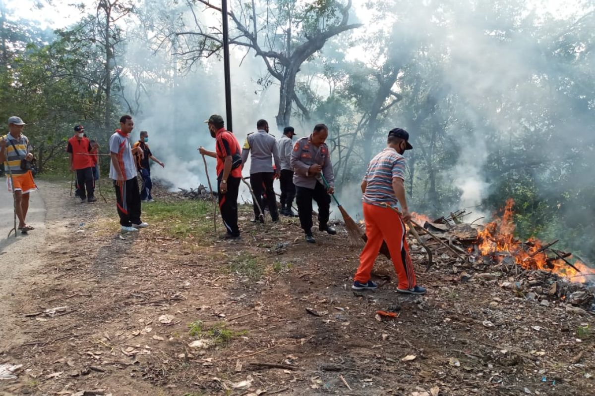 Jumat bersih, Polsek Ropang bersinergi melaksanakan gotong royong