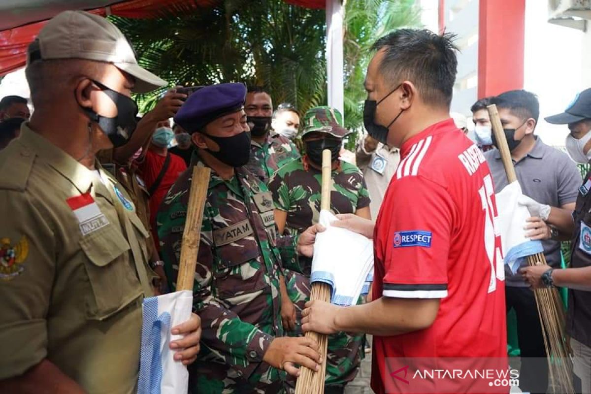 Wawali Manado Richard Sualang pimpin bersih-bersih pasar