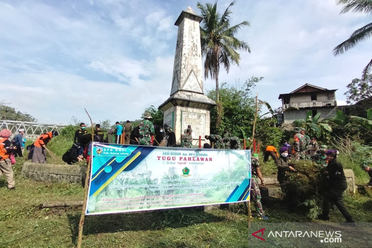 KNPI Rejang Lebong bersihkan Tugu Pahlawan Tabarenah