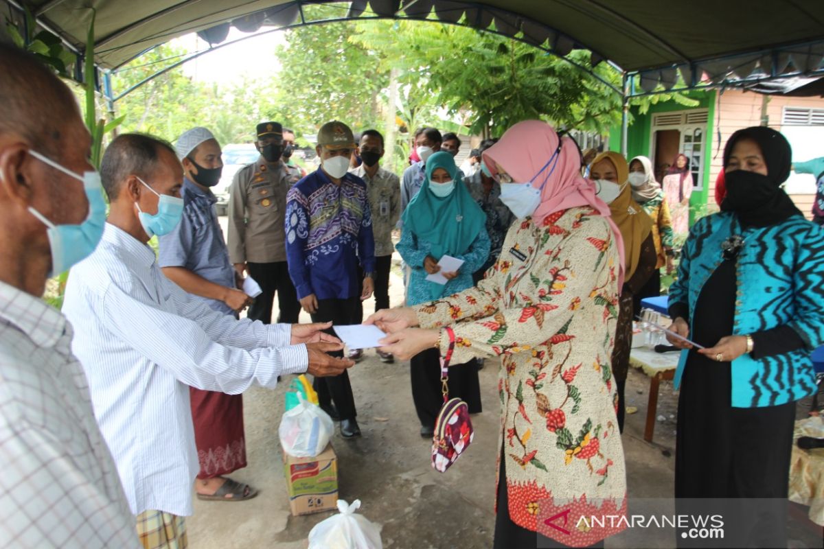 Bupati bantu warga Bantuil terkena korban kebakaran