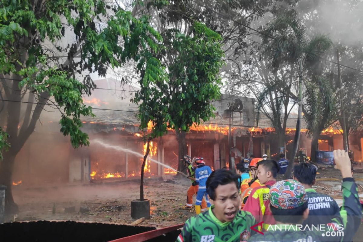 Pasar Bauntung Banjarbaru lama terbakar hebat