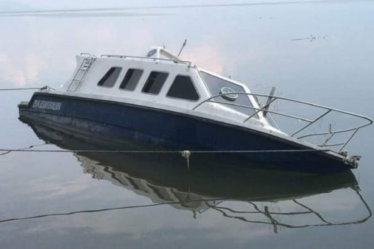 Tidak terawat, kapal aset Kemenhub di Danau Singkarak nyaris tenggelam