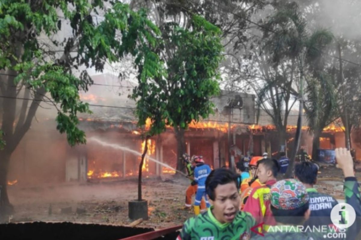 Pasar Bauntung Banjarbaru lama terbakar akibatkan puluhan kios hangus