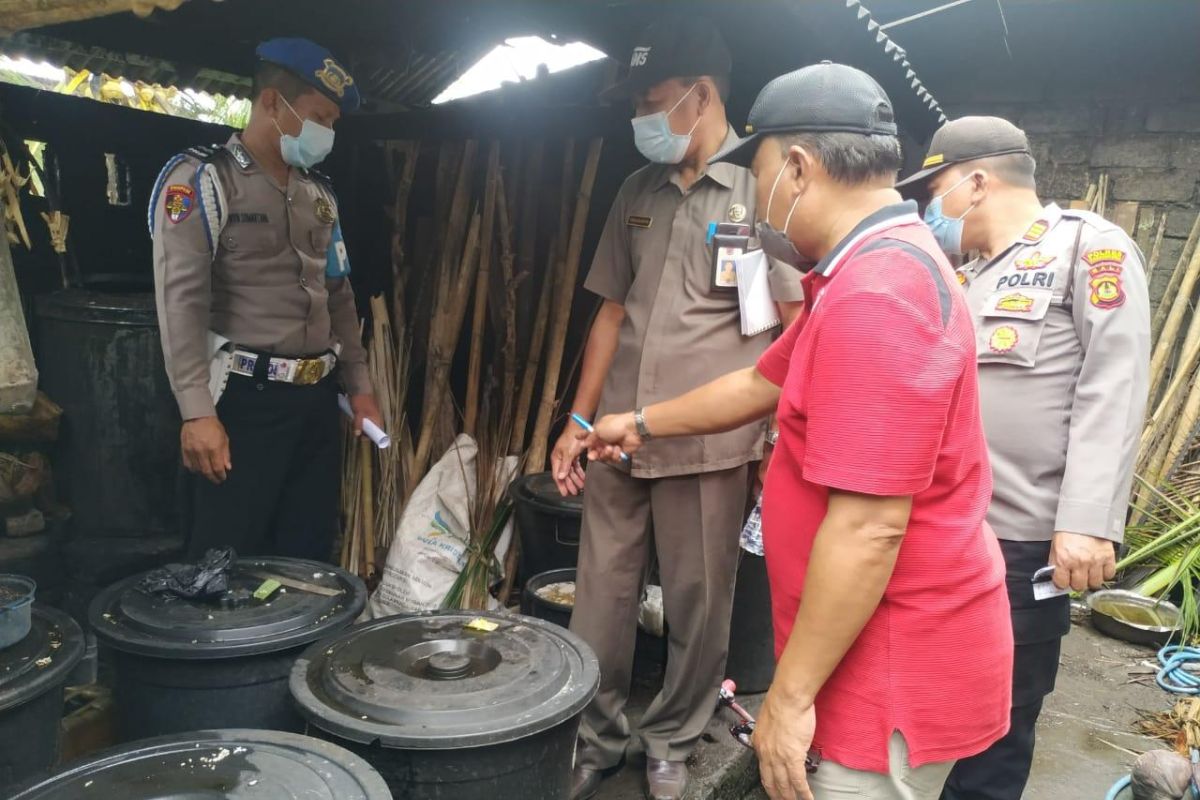 Tim terpadu Disperindag Bali berikan edukasi petani-pengepul arak Bali