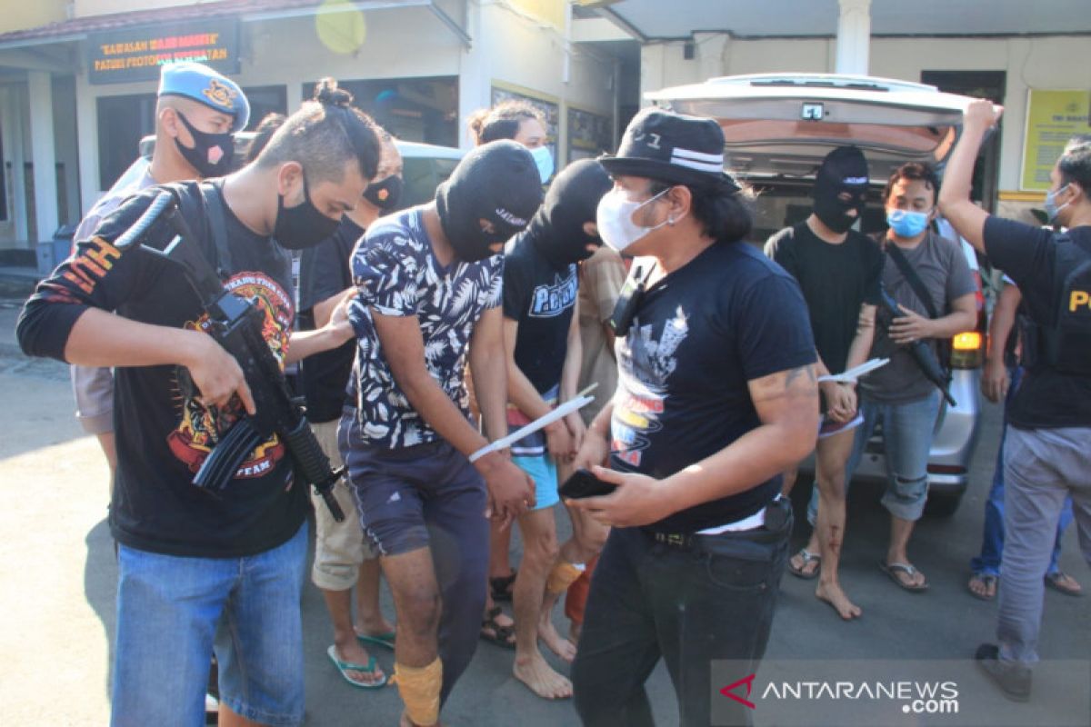 Polisi lumpuhkan  dua anggota geng motor peneror dan penganiaya warga di Sukabumi