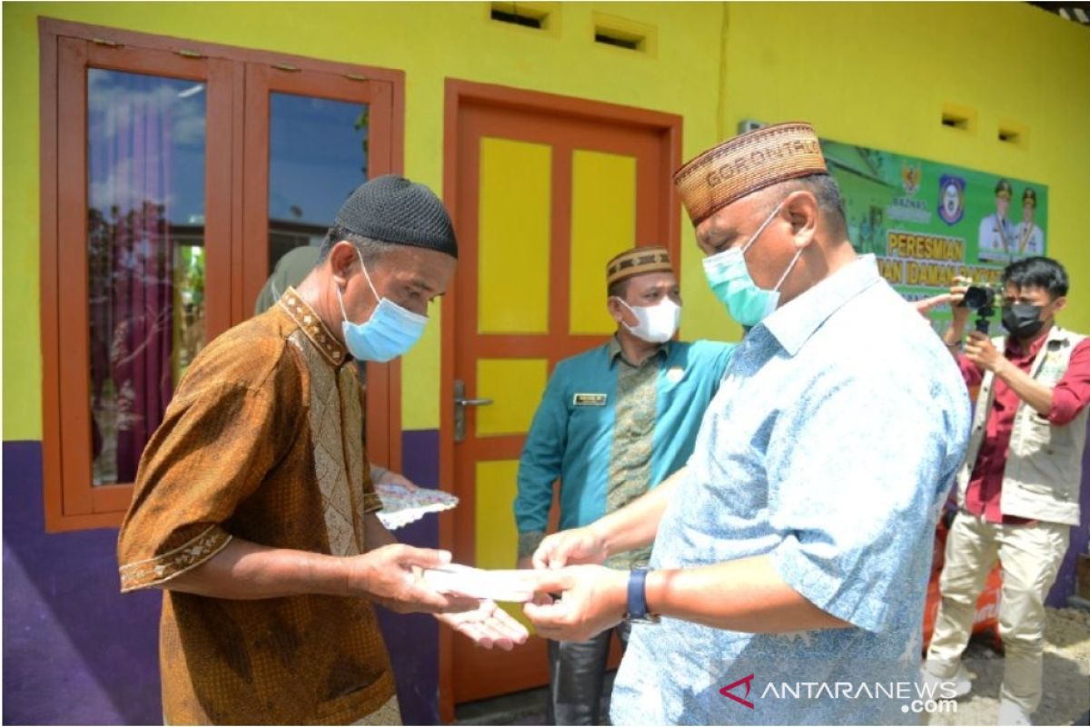 Gubernur Gorontalo serahkan rumah layak huni pada pengurus masjid