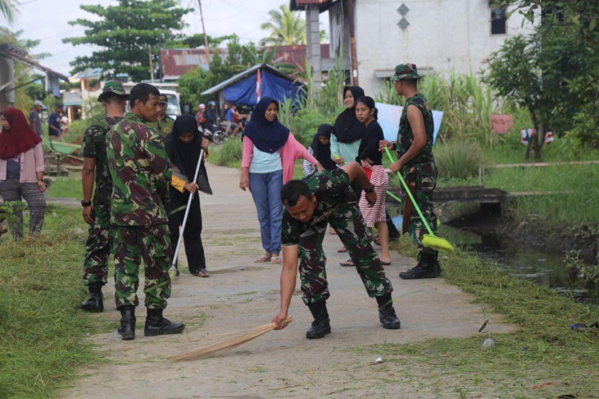 Karya bakti anggota Ajendam XII/Tpr bantu warga bersihkan  perkampungan