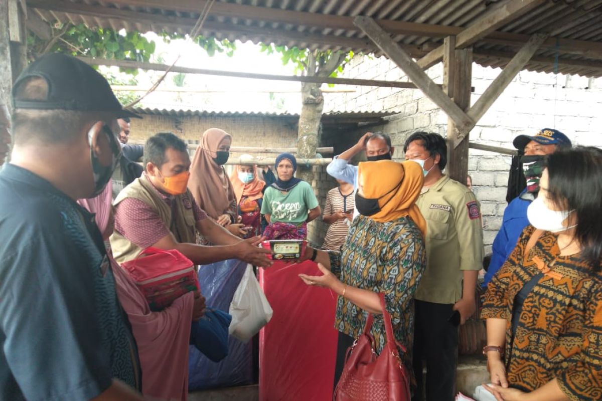 Dinas Sosial Mataram membantu warga yang rumahnya rusak akibat banjir rob