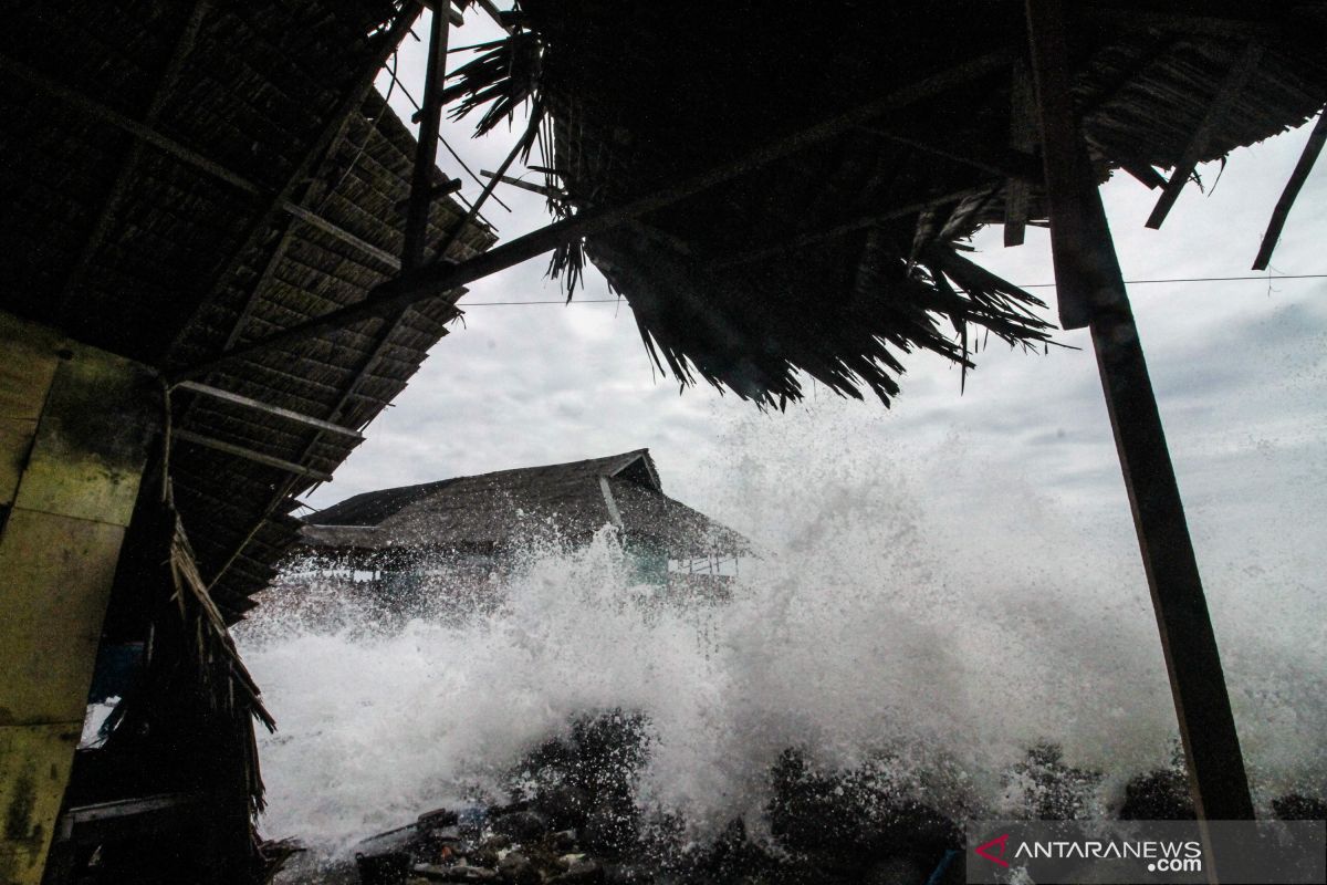 Waspada gelombang sangat tinggi  hingga 6 meter di perairan Indonesia