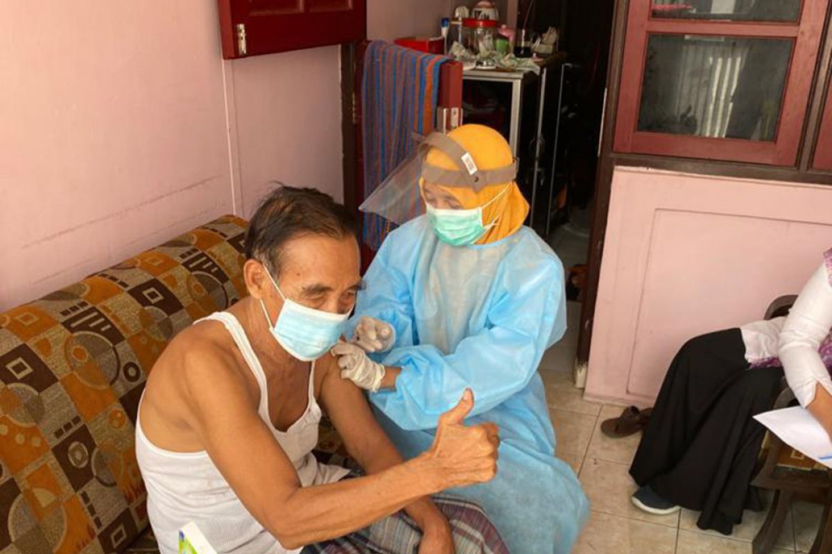 Pemkot Surabaya tingkatkan cakupan vaksinasi lansia lewat GVL