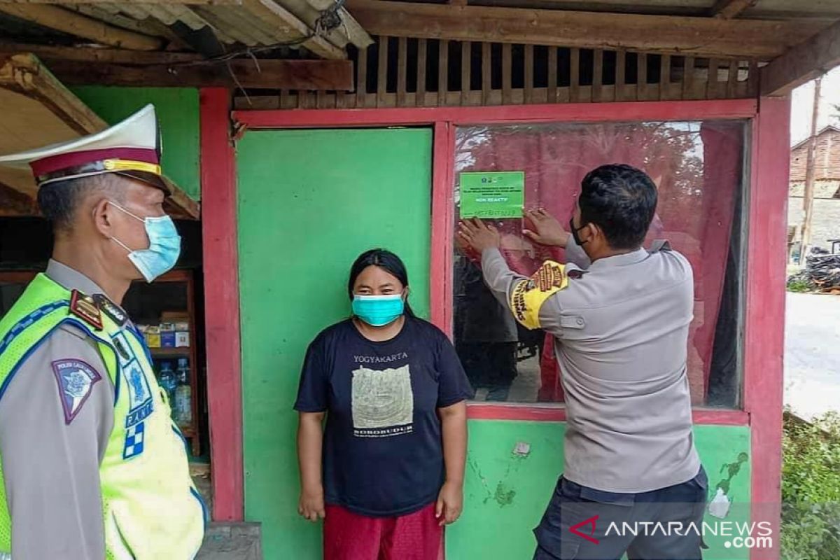 Cegah pencegahan COVID-19, Satgas Bekasi tempel stiker rumah pemudik